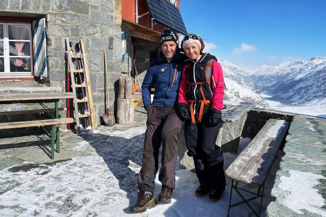 SRF bi de Lüt - Winter HüttengeschichtenDas Hüttenwartpaar und Ruedi und Ursula Schranz vor der Coazhütte (GR) 2021Copyright: SRF