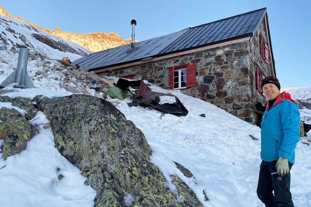 SRF bi de Lüt - Winter HüttengeschichtenHüttenwart Artur Naue während den Aufräumarbeiten bei der Trifthütte am 20.2.20212021Copyright: SRF