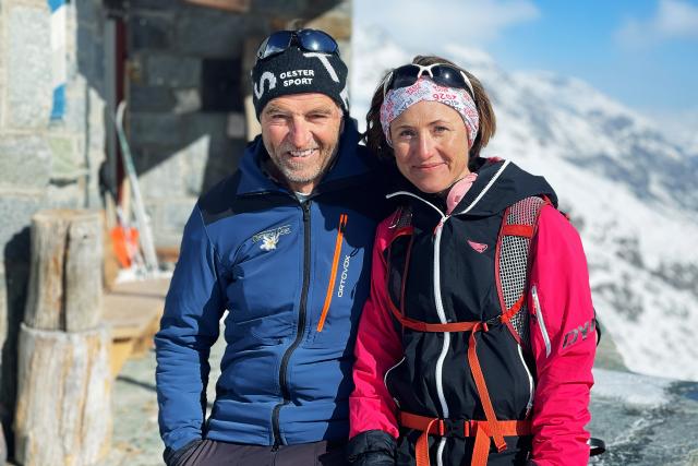SRF bi de Lüt - Winter HüttengeschichtenDas Hüttenwartpaar und Ruedi und Ursula Schranz vor der Coazhütte (GR) 2021Copyright: SRF