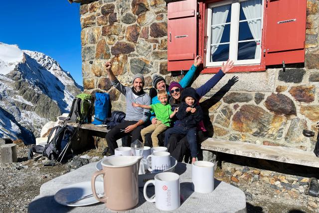 SRF bi de Lüt – Hüttengeschichten SpezialManu Burkart entdeckt die BergeTrifthütte (BE): Manu Burkart, Turi Naue, Leo, Nicole Naue, Till 2021Copyright: SRF