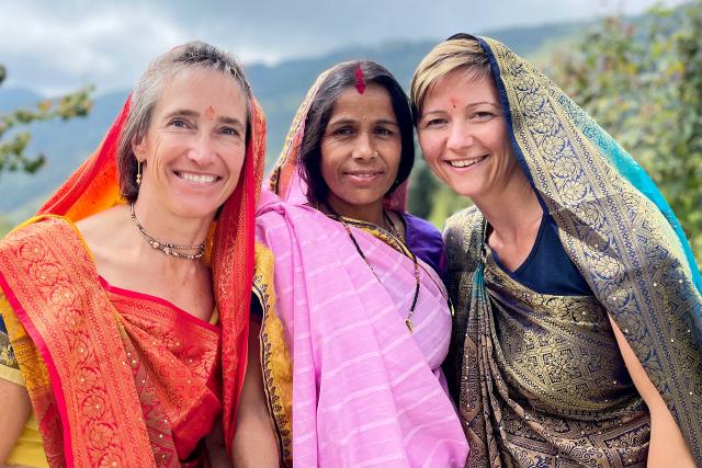 Wenn Landfrauen reisenStaffel 5Folge 3Indienv.l. Regula Schmid, Gaytri Agri und Lydia Barmettler in Indien.2022Copyright: SRF