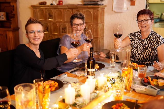SRF bi de Lüt – Landfrauen FestessenStaffel 1Folge 1Das Weihnachtsmenü von Helen ImhofGeniessen das Weihnachtsmenü: Helen Imhof, Barbara Matter und Aurélia Joly 2022Copyright: SRF