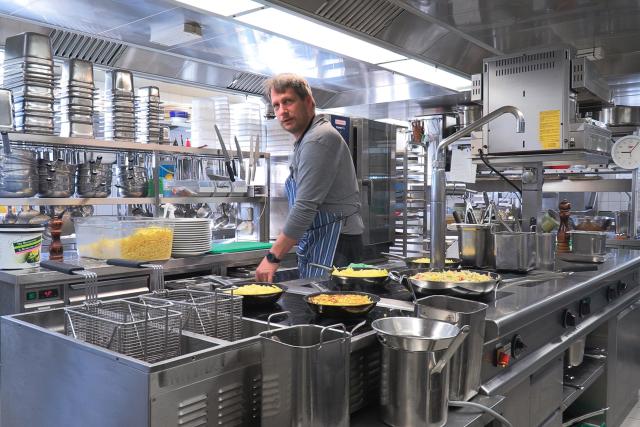 SRF DOK Einblick in die Gastro-Branche – Von Druck, Preispolitik und Leidenschaft Küchenchef der Ziegelhütte Michel Grünlinger erklärt, warum er schon Sechsjähriger Koch werden wollte.Copyright: SRF