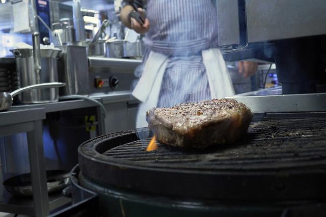 SRF DOK Einblick in die Gastro-Branche – Von Druck, Preispolitik und Leidenschaft In der Restaurantküche ist es laut, hektisch und heiss. Copyright: SRF