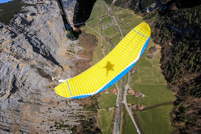 Keep on FlyingFolge 1Salto über dem Lauerbrunnen-Tal: Mirjam ArnCopyright: SRF/zVg