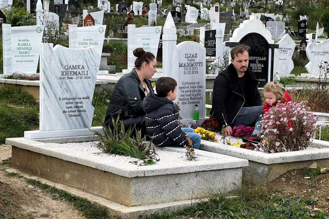 SRF DOK Verbrechen im Wahn Die Familie Mahmuti am Grab ihres Sohnes Ilias 2022 Copyright: SRF