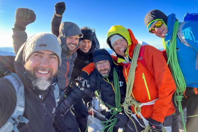SRF bi de Lüt – Hüttengeschichten Spezial Gipfelfoto; Manu Burkart, Produzent Roger Ammann, Kameramann Marcel Karp, Hüttenwart und Bergführer Roberto Arnold und zwei weitere Bergführer.