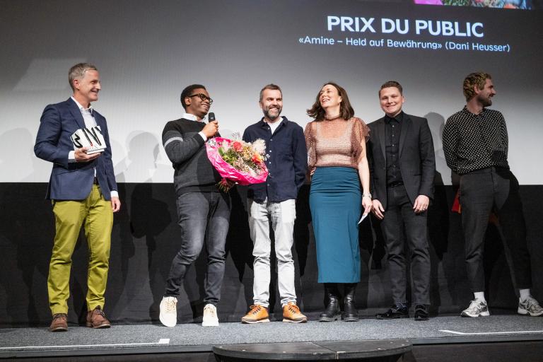 58. Solothurner Filmtage Gewinnerfilm «Prix du Public»: Amine – Held auf Bewährung Gewinner auf der Bühne: Danie Heusser (l.) und Amine Diare Conde (2.v.l.) Copyright: SRF/ SOLOTHURNER FILMTAGE/MODULE+