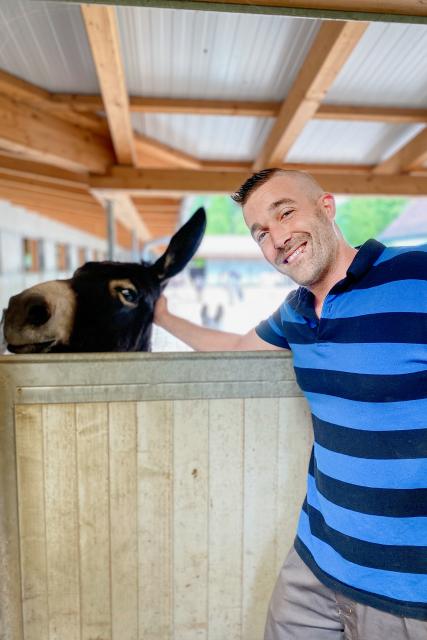 SRF bi de Lüt – Echte TierheldenStaffel 4Pascal Käppeli ist der neue Geschäftsleiter der Stiftung «Eselhilfe» in Feldbach2023Copyright: SRF