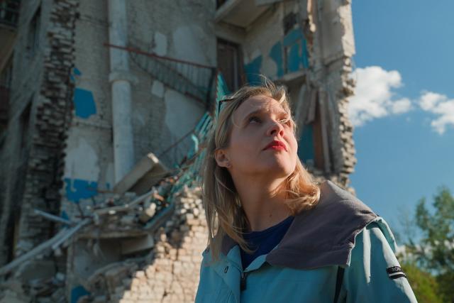 Reporter Ein Haus zerstört im Krieg – Von Überlebenden eines Bombenangriffs Luzia Tschirky vor dem fast völlig zerstörten WohnhausCopyright: SRF