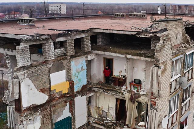 ReporterEin Haus zerstört im Krieg – Von Überlebenden eines BombenangriffsDie Hilfskrankenschwester Irina Kowalenko hat seit Primarschulalter an der Perwomajskaja gelebt. Sie ist wenige Tage vor dem Angriff auf das Haus an der Perwomajskaja zu ihrer Grossmutter aufs Dorf gefahren und so mit dem Leben davongekommen.Copyright: SRF