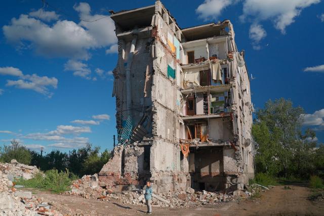 ReporterEin Haus zerstört im Krieg – Von Überlebenden eines BombenangriffsNach der Befreiung von Isjum stösst SRF-Korrespondentin Luzia Tschirky vor Ort auf ein fast völlig zerstörtes Wohnhaus. Copyright: SRF