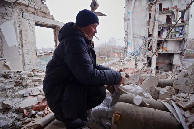 ReporterEin Haus zerstört im Krieg – Von Überlebenden eines BombenangriffsDer pensionierte Bauarbeiter, Oleskander Tschwalun, versucht aus einer Wohnung an der Perwomajskaja zu retten, was noch zu retten ist. Copyright: SRF
