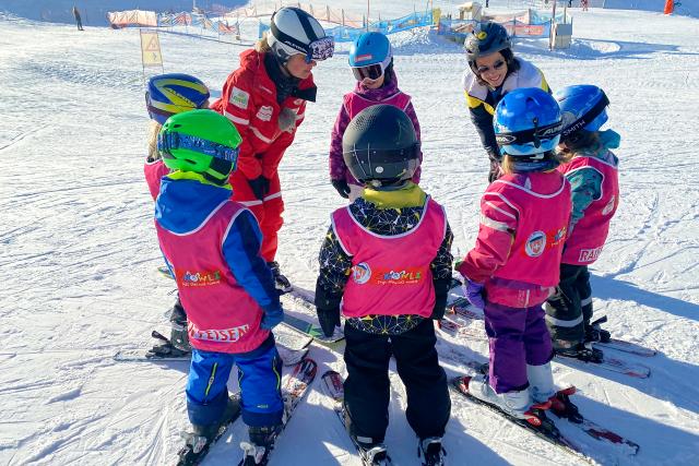 Mona mittendrinIm gefährdeten SkigebietMona Vetsch unterstützt Pamela Ulmann in der Skischule Grimmialp.2023Copyright: SRF