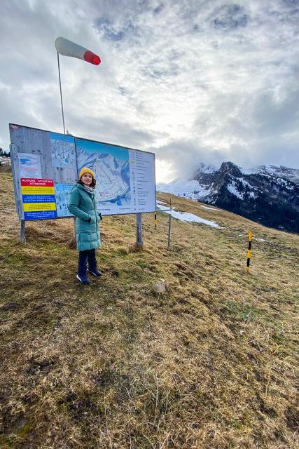 Mona mittendrinIm gefährdeten SkigebietGrimmialp 1700 m ü. M.: Anfang Jahr ist an Skifahren nicht zu denken.2023Copyright: SRF