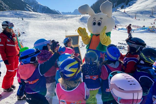 Mona mittendrinIm gefährdeten SkigebietWer steckt wohl im Kostüm von Skischul-Maskottchen «Snowli»?2023Copyright: SRF