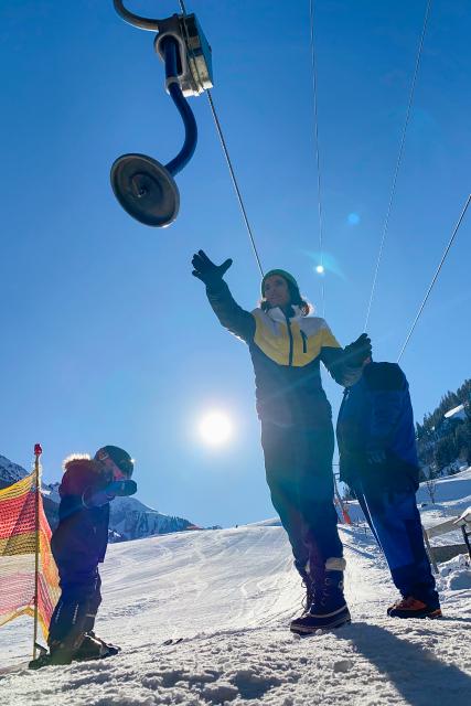 Mona mittendrinIm gefährdeten SkigebietMona Vetsch hilft am Kinderskilift Grimmialp.2023Copyright: SRF