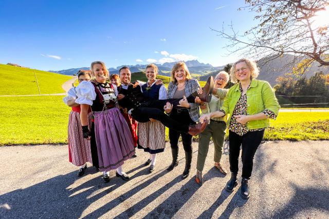 SRF bi de Lüt – Landfrauenküche: Fitze übernimmtDie Landfrauen mit Jan Fitze auf dem Hof von Erna Köfer in Schlatt (AI) 2023Copyright: SRF