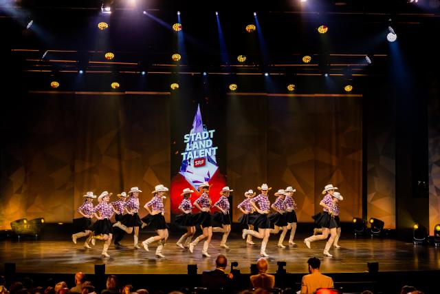 Stadt Land TalentSendung aus dem Musical Theater BaselSynergy Line Dance Copyright SRF/Mirco Rederlechner
