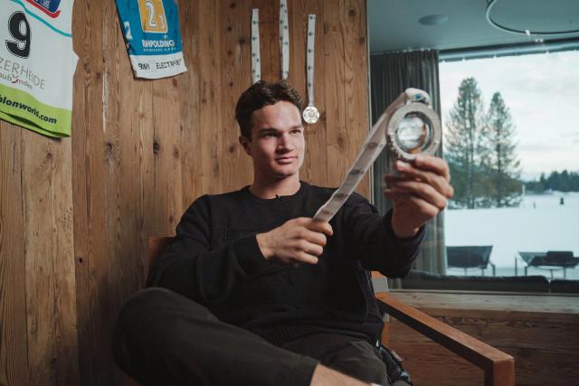 SRF DOKNiklas Hartweg – Aufstieg in die Biathlon-EliteUneingeschränkte Einsicht Niklas Hartweg mit MedailleCopyright: SRF