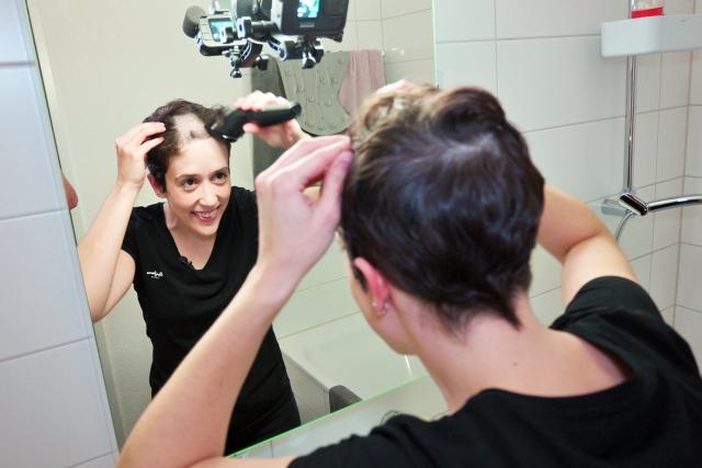 rec.Haarausfall bei Frauen – Von Vorurteilen, Schamgefühl und Weiblichkeitrec.-Reporterin Corina Destraz rasiert sich die Haare ab.Copyright: SRF