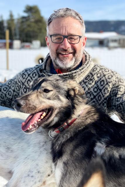 ReporterSchlittenhunde statt Finanz-Karriere – Ein Ex-Banker in NorwegenAndreas In Albon mit einem seiner Huskies – Hunde sind sein Leben.Copyright: SRF