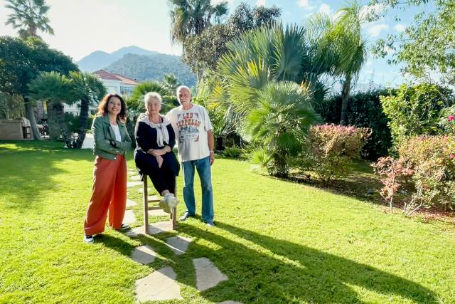 Auf und davonSchweizer Auswanderer – Wiedersehen auf KretaFolge 3Mona Vetsch mit Beatrice und Marcel Buholzer auf Kreta2023Copyright: SRF