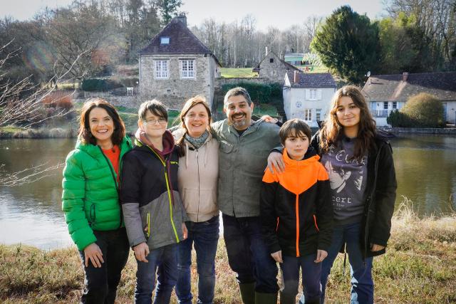 Auf und davon Schweizer Auswanderer – Wiedersehen in Kanada und Frankreich Folge 1Mona Vetsch (l.) mit Familie Almeida auf ihrem Grundstück.2023Copyright: SRF