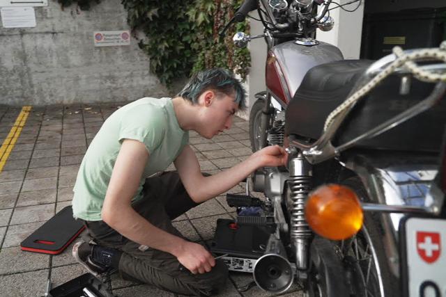 SRF DOKJugendliche unter Druck  – Wie Corona, Krieg und Klimakrise jungen Menschen zusetzenHeute ist Emil stabil und absolviert eine Lehre als Motorradmechaniker.Copyright: SRF
