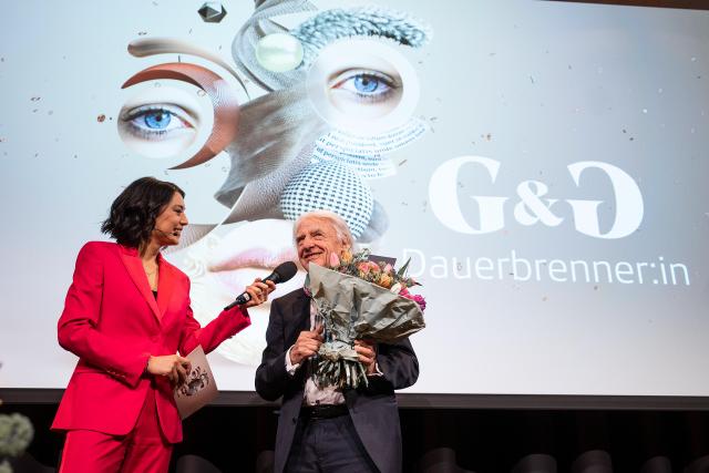 G&G-Awards 2022 – PreisverleihungModeratorin Tanya König und der Dauerbrenner-Sieger, Emil Steinberger1.4.2023Copyright: SRF/Valeriano Di Domenico