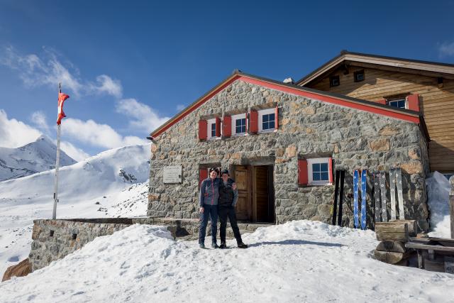 SRF bi de Lüt – Winterhüttengeschichten: Es-Cha HütteStaffel 3Silvana Ulmann und Nicola Schwab vor der Es-Cha Hütte2023Copyright: SRF