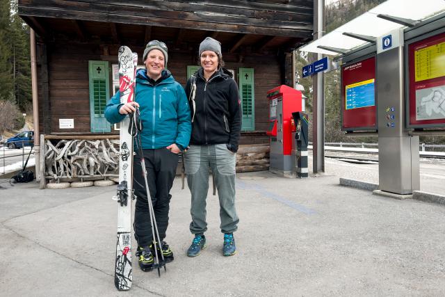 SRF bi de Lüt – Winterhüttengeschichten: Es-Cha HütteStaffel 3Nicola Schwab und  Silvana Ulmann an der Talstation2023Copyright: SRF