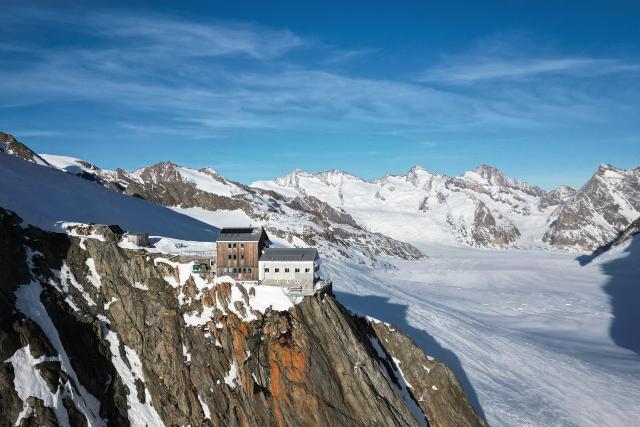 SRF bi de Lüt – Winterhüttengeschichten: HollandiaStaffel 3Die Hollandiahütte liegt spektakulär auf einer Felskanzel mit Blick auf den Aletsch- und den Langgletscher auf 3238 M.ü.M. 2023Copyright: SRF