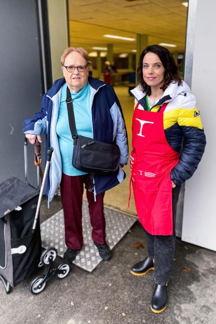 Mona mittendrinBei ArmutsbetroffenenMona Vetsch (r.) mit Monika Steiger (l.) aus Dietikon2023Copyright: SRF