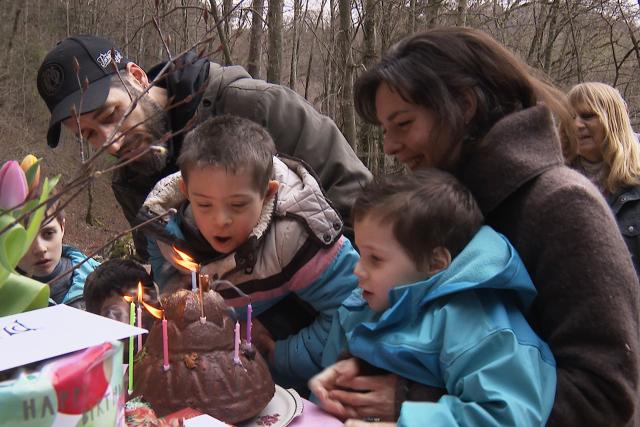 ReporterLeben mit Down-Syndrom – Janusch und seine FamilieJanusch Jappert im KindergartenJanusch und sein Bruder Arvid feiern Geburtstag.Copyright: SRF