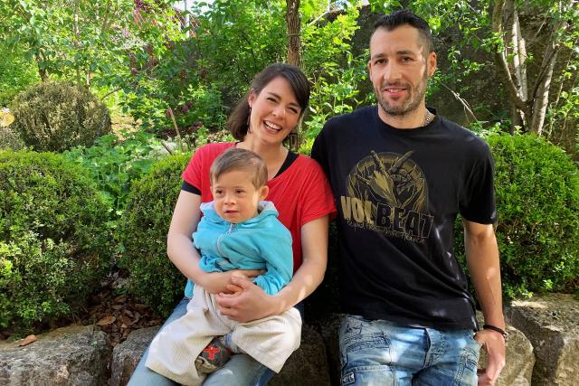 ReporterLeben mit Down-Syndrom – Janusch und seine FamilieJanusch mit seinen Eltern Olga Vonmoos und Michael Jappert im Jahr 20192019Copyright: SRF