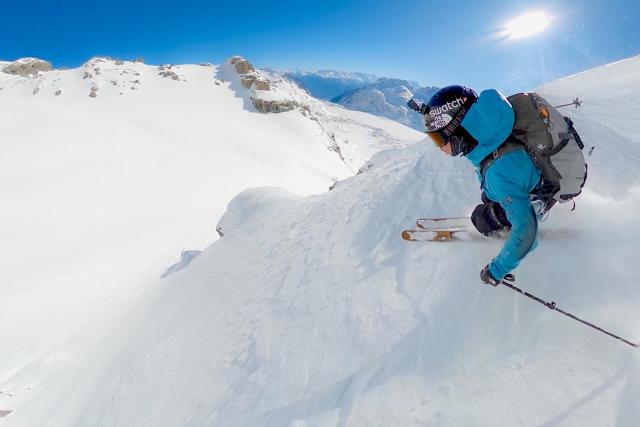 rec.Freeriden – Tödliches Risiko für den ultimativen AdrenalinkickSkisportler Sam Anthamatten fährt im Pulverschnee einen steilen Berghang hinab. Copyright: SRF