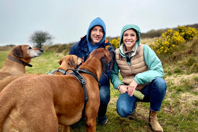 Jetzt oder nie – Spezial: Das WiedersehenLeben in Cornwall mit Sabrina Klanig und Ueli KnechtUeli Knecht und Kiki Maeder beim «Dogwalking» in Cornwall2023Copyright: SRF
