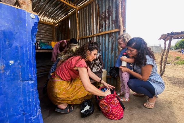 SRF bi de Lüt – HeimwehSüdsudanSibylle Graf (r.)) besucht mit einer Kollegin eine Familie aus dem Dorf. Ein Mädchen mit einer Brandwunde bekommt von den beiden einen neuen Verband angelegt.2023Copyright: SRF