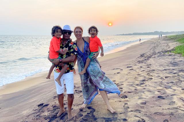 SRF bi de Lüt – HeimwehStaffel 5Sidonia und Elie mit den Kindern am Strand von Kalpitya, Sri Lanka2023Copyright: SRF