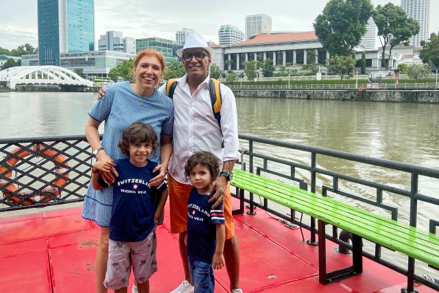 SRF bi de Lüt – HeimwehStaffel 5Sidonia Gabriel, 44, und Elie Idriss,51, mit Simon, 6, und Aron, 4, in Singapore2023Copyright: SRF