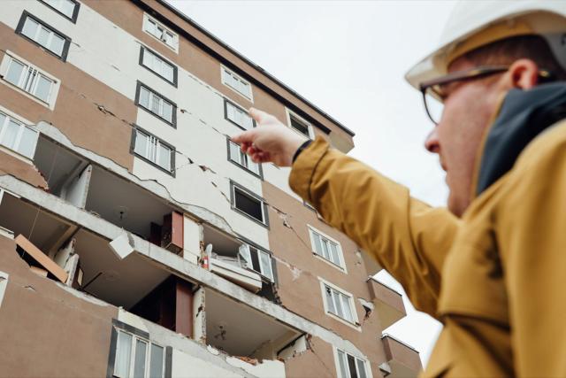 EinsteinRisiko Erdbeben: Wie sicher sind Schweizer Bauten?ETH-Ingenieur Safak Arslantürkoglu zeigt die strukturellen Schäden an einem Wohnhaus in Kahramanmaraş. Copyright: SRF/Jörg Niggli