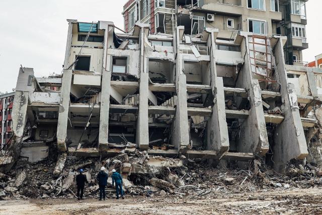 EinsteinRisiko Erdbeben: Wie sicher sind Schweizer Bauten?Ingenieure einer ETH-Erkundungsmission in der türkischen Antakya, die vom Erdbeben im Februar besonders schwer getroffen wurde.Copyright: SRF/Jörg Niggli