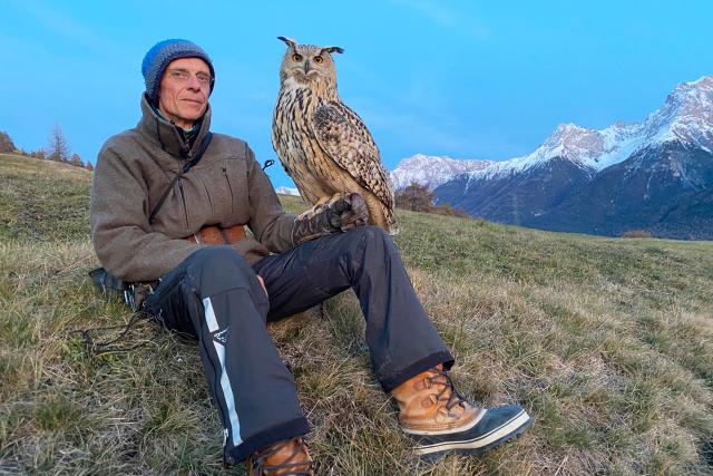 ReporterDer Mann mit dem Vogel – Ein Schweizer Hobby-Ornithologe und seine Eule Werner Fischer und Bubo vor dem JagdflugCopyright: SRF