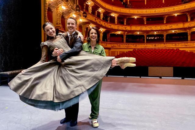 Mona mittendrinIm BallettSolotänzer Daniel Mulligan, Solotänzerin Giulia Tonelli und Mona Vetsch2023Copyright: SRF