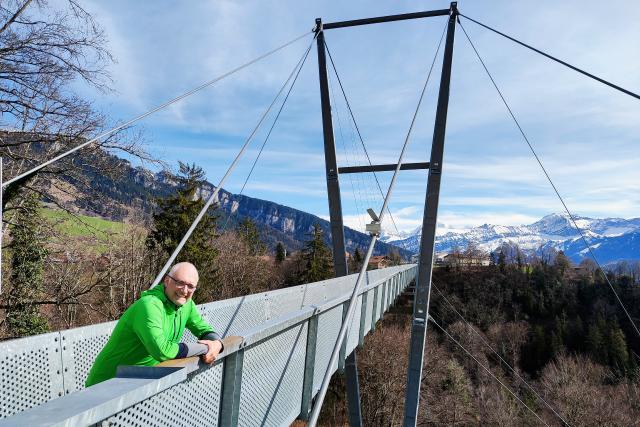 Radio SRF 1 Outdoor - Brückenland SchweizReporter Marcel Hähni auf der Panoramabrücke Sigriswil im Berner Oberland- im Hintergrund Eiger, Mönch und Jungfrau.2023Copyright: SRF