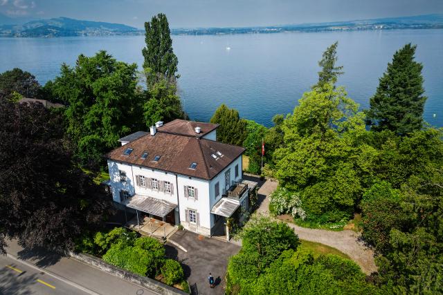 Schweiz aktuell-Sommerserie: Rusch reist durch die Schweiz – ohne Geld Staffel 2Blick auf die Villa am See in Zug mit eigenem Park und Badehaus. 2023Copyright: SRF