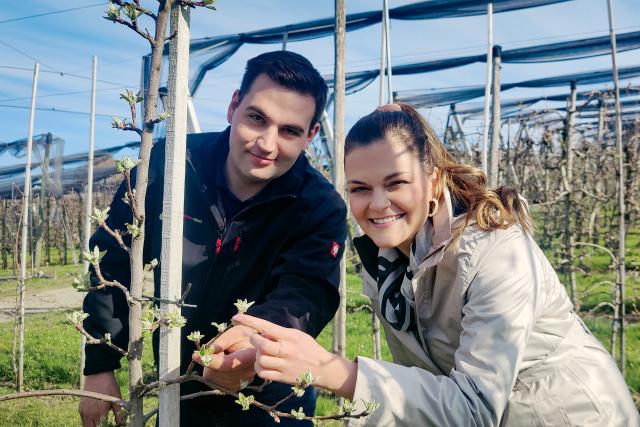 SRF school –Klima und Wetter in der SchweizAngela Haas und Obstbauer Christian Thurnheer auf einer Apfelplantage im Thurgau2023Copyright: SRF