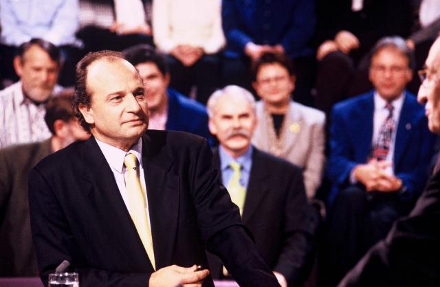 Chronik 50 Jahre SF DRSDer neugewählte Bundesrat Pascal Couchepin in der Arena. Moderator Filippo Leutenegger links. 1998Copyright: SF DRS