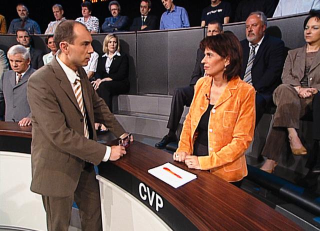 ArenaModerator Urs Leuthard im Gespräch mit Bundesrätin Doris LeuthardArena vom 28.05.2004 zum Thema „Wer blockiert die Schweiz: Volk oder Politik“Copyright: SRF